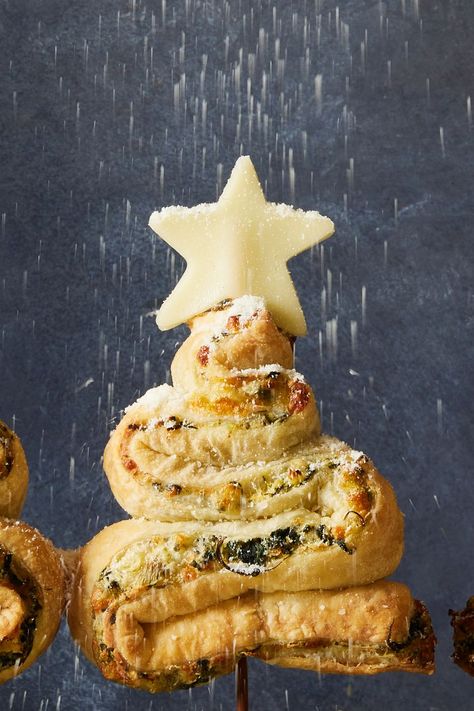 Spinach Artichoke Christmas Tree Skewers Creative Christmas Appetizers, Feta Bites, Holiday Party Appetizers, Puff Pastry Appetizers, Sweet Potatoe Bites, Pastry Appetizer, Crostini Recipes, Easy Puff Pastry, Classic Appetizers