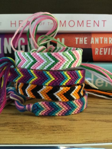 Chevron Friendship Bracelet, Chevron Friendship Bracelets, Bracelets Pink, Making Friendship Bracelets, Friendship Bracelet Patterns Easy, Homemade Bracelets, Bracelets Ideas, Friendship Bracelets Designs, Chevron Bracelet