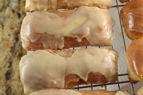 Vanilla creme long johns with a maple glaze Long John Donuts, Maple Rolls, Maple Donuts Recipe, Long John Donut, Cream Filling Recipe, Raised Donuts, Maple Donuts, Cream Filled Donuts, Vanilla Cream Filling