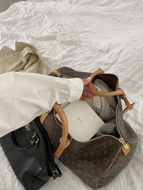 photo of a preowned Keepall 50 from Louis Vuitton, filled with weekend outfits. Lv Keepall 50 Travel, Louis Vuitton Weekender Bag, Weekend Bag Aesthetic, Keepall 50 Louis Vuitton, Gucci Bag Aesthetic, Keepall Louis Vuitton, Lv Keepall, Louis Vuttion, Designer Travel Bags