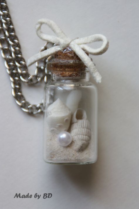 Tiny seashells in a bottle - I put in some tiny seashells and a pearl in the bottle. Ended up with a white bow. Tiny Glass Bottles Craft Ideas, Tiny Bottle Crafts, Tiny Bottle Crafts Diy, Tiny Glass Bottle Ideas, Mini Bottle Art, Tiny Seashells, Tiny Bottles, Mini Glass Jars, Tiny Jars