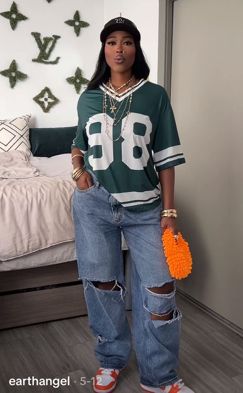 Foot Ball Game Outfit For Women Fall, How To Wear A Football Jersey For Women, Von Dutch Outfit Black Women, Bayou Classic Outfits Black Women, Oversized Basketball Jersey Outfit Women, Hockey Jersey Outfit Black Woman, Jersey And Jeans Outfit, Y2k Jersey Outfit, Nba Game Outfit Black Woman