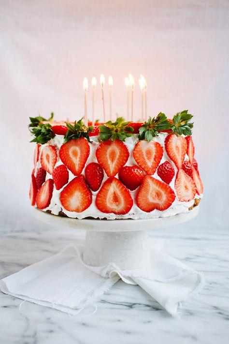 Strawberry layered cake Bbq Dessert, Torte Cupcake, Slow Cooker Desserts, 50th Birthday Cake, Angel Cake, Angel Food Cake, Food Cake, Angel Food, Strawberry Cake