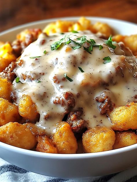 Tator Tot Breakfast, Baked Garlic Parmesan Chicken, Tater Tot Breakfast Casserole, Tater Tot Breakfast, Breakfast Prep, Tater Tots, Sausage Gravy, Breakfast Bowl, Breakfast Meal Prep