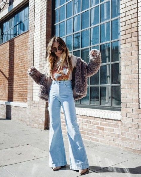 Is It Worth Buying PreLoved Fashion Pieces? 70s Inspiration, Dressy Casual Women, Outfit Capsule, Flare Jeans Outfit, Mode Hippie, Wardrobe Makeover, Jeans Outfit Women, 70s Inspired Fashion, 70s Outfits