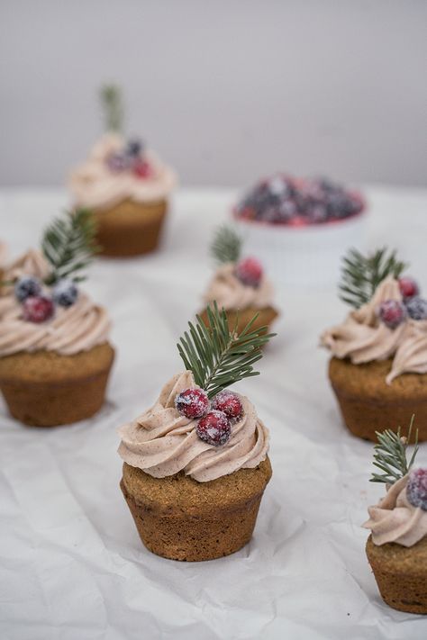 Mini Gingerbread Cupcakes, Gingerbread Cupcakes With Cinnamon Cream, Winter Theme Cupcakes, 2010s Christmas, Christmas Mini Cupcakes, Mini Christmas Cupcakes, Muffins Christmas, Christmas Cupcake Ideas, Chai Cupcakes