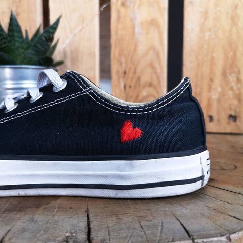 #broderie #converse #heart #coeur #red #diy #doityourself Converse Embroidery, Diy Card Box, Shoes Embroidery, Swipe File, Embroidered Shoes, Vans Authentic Sneaker, Card Box, Vans Sneaker, All Star