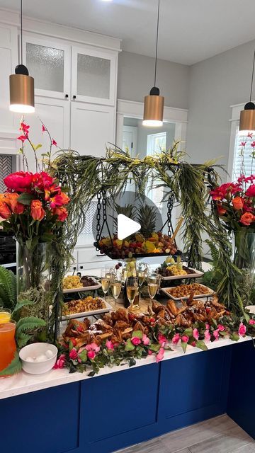 Chef Linica | Travel Chef on Instagram: "We love to give an experience 🌺 #brunch #dallascatering #dallaschef #catering #chef #houstonchef #houstoncatering #experience #dallasbrunch #houstonbrunch #food #foodies #setup #dinnerpartyideas" Fall Catering Display, Catering Set Up Ideas Display, Catering Table Setup, Party Food Setup Display, Food Catering Ideas Buffet Tables, Brunch Setup Ideas, Dallas Brunch, Houston Brunch, Buffet Setup