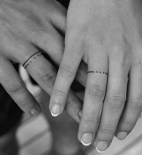 stilvolle Tattoos Eheringe Morse Code Wedding Ring Tattoo, Fine Line Ring Tattoo, Newlywed Tattoos, Ring Tattoo Designs For Couples, Line Ring Tattoo, Minimal Tattoo Couple, Tattoo Rings For Couples, Tattoos For Wife, Ring Tattoo Designs Wedding