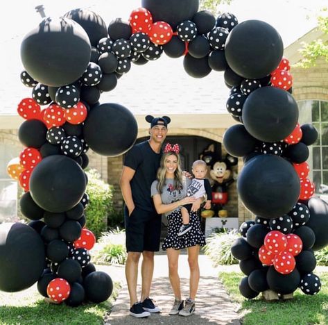 Cupcakes Minnie Mouse, Mickey Mouse Theme Party, 4de Verjaardag, Mickey Mouse Birthday Decorations, Mickey First Birthday, Mickey 1st Birthdays, Mickey Mouse Themed Birthday Party, Mickey Mouse Decorations, Mickey Mouse Balloons