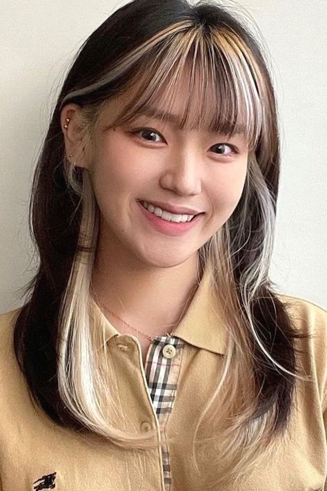 This post is about the trendiest Korean secret two-tone hair color ideas in 2021 that will take your entire look to the next level. #hiddenhighlight #secrettwotone #haircolorideas #hairstyleideas #hairstyle #easyhairstyle Kpop Dyed Hair Ideas, Two Tone Korean Hair, Under Tone Hair Color, Short Hair Two Tone Color, Asian Short Hair Color Ideas, Hair Dye Colors For Asians, Pink Peekaboo Hair Short, Popular Korean Hair Color, Two Toned Hair Bangs