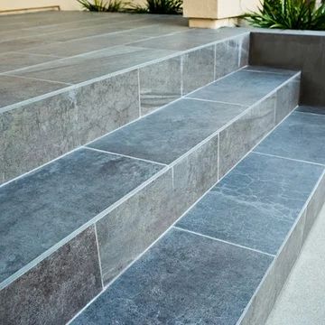 Stoep Ideas Front Porches, Tile Porch Steps, Tiled Front Steps Entrance, Tiling Front Door Steps, Front Steps Tile Ideas, Outdoor Porch Tiles Front Steps, Front Door Tile Entryway Exterior, Tile Front Steps, Tiled Steps Indoor