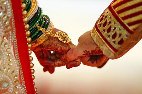 Indian Bride and groom hand clip art विवाह की फोटोग्राफी की मुद्राएं, Marriage Poses, Indian Wedding Poses, Indian Marriage, Marriage Photography, Indian Wedding Photography Couples, Bridal Photography Poses, Indian Wedding Couple Photography, Marriage Photos