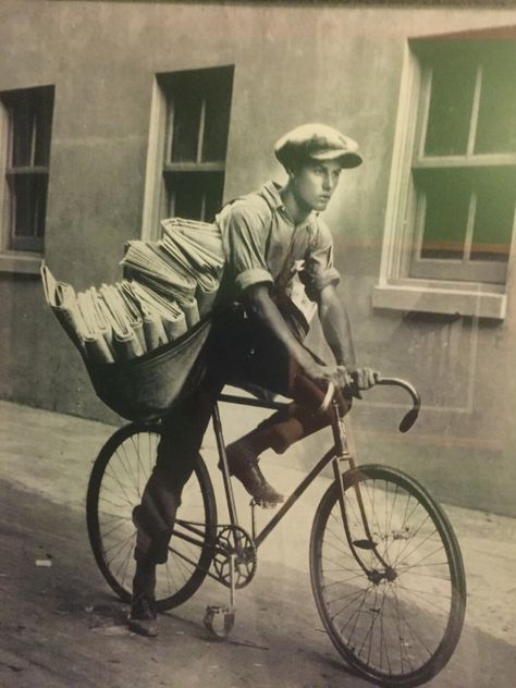 Cyclist delivering newspapers in San Francisco, CA (1920’s) Vintage Foto's, Velo Vintage, Paper Boy, Violet Evergarden, Old Newspaper, Newsies, Tarzan, Vintage Photographs, Vintage Photography