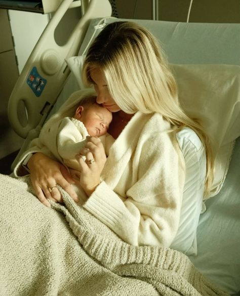 Hospital Birth Aesthetic, Pregnant Blonde Aesthetic, C Section Aesthetic, Mum And Baby Aesthetic, 2 Under 2 Aesthetic, Hospital Family Pictures Birth Photos, Postpartum Hospital Pictures, Twin Newborn Family Pictures, First Trimester Pregnancy Photos