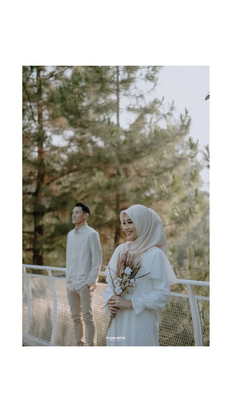 Inspirasi Prewedding Outdoor, Pose Prewedding Outdoor, Prewed Outdoor, Melayu Wedding, Wedding Poster Design, Engagement Pictures Beach, Pose Prewedding, Foto Prewedding, Forest Engagement Photos