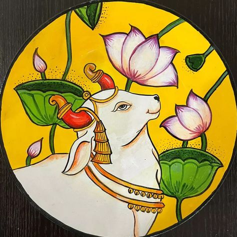 Easy Patachitra Paintings, Madhubani Art On Plates, Pichwai Art On Wall, Rangoli In Circle Design, Cow Rangoli Designs Diwali, Pichwai Rangoli Designs, Madhubani Rangoli, Cow Rangoli Designs, Pongal Painting