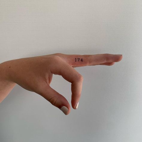 Number Finger Tattoo. A simple number tattoo inked in a neat font. Click through for 30 finger tattoo ideas. #fingertattoos #tattooideas #tattoos #numbertattoo IG: @jongutattoo Number Finger Tattoo, Flower Finger Tattoos, 27 Tattoo, Cool Finger Tattoos, Finger Tattoo For Women, Finger Tats, Hand And Finger Tattoos, Herz Tattoo, Finger Tattoo Designs