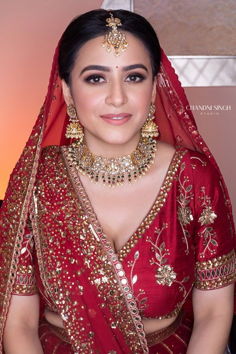 Minimal Indian bride : Makeup by Chandni Singh Minimalist Bridal Makeup Indian, Natural Makeup Indian Bride, Minimalist Bride Makeup, Indian Bridal Makeup Natural, Simple Bridal Makeup, Bride Makeup Natural, Latest Bridal Makeup, Soft Bridal Makeup, Makeup For Small Eyes