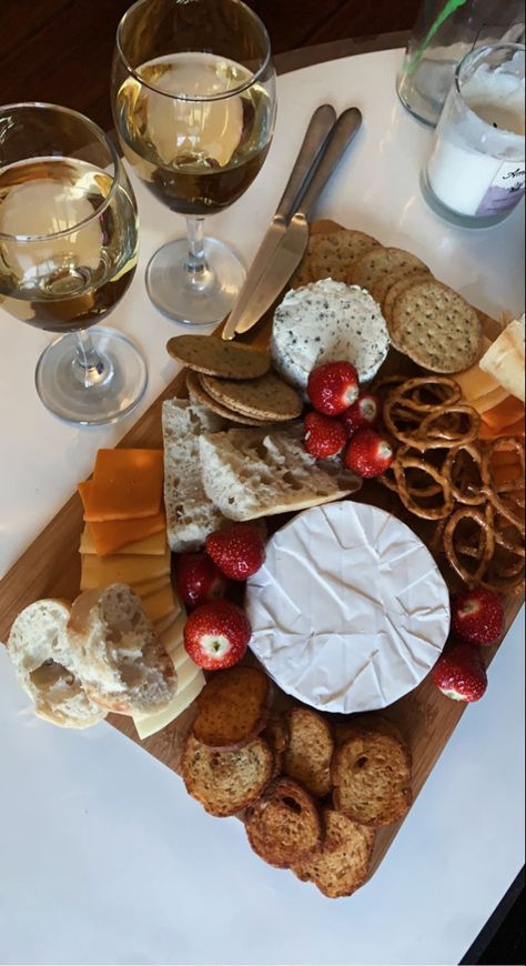 Cheese With Wine, Charcuterie Board And Wine Aesthetic, Wine And Cheese Board Aesthetic, Wine And Charcuterie Aesthetic, Charcuterie Board Instagram Story, Charcuterie Board For Parties, Aesthetic Cheese Board, Bread Board Appetizer, Wine And Cheese Aesthetic