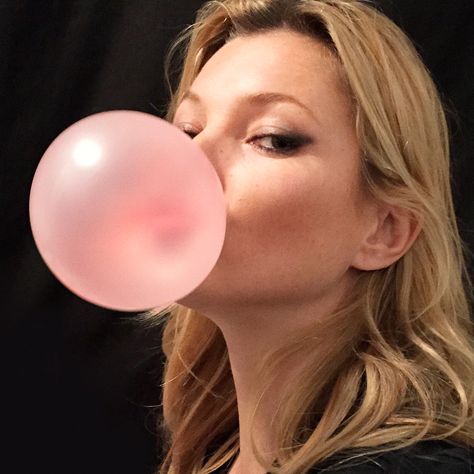 Kate Moss blows the perfect pink bubble. Blowing Bubble Gum, Miss Moss, Marc Jacobs Beauty, Have A Good Weekend, How To Pose, Vintage Glamour, Kate Moss, Cultura Pop, Fashion Mode