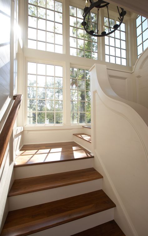 A light filled stairway in an Auburn, Alabama home. Natural Wood and white paint — Designed by Tracery Interiors & photo by Colleen Duffley Casa Vintage, Hus Inspiration, House Stairs, Dream House Interior, House Room, Pretty House, Decor Rustic, House Inspo, Dream Home Design