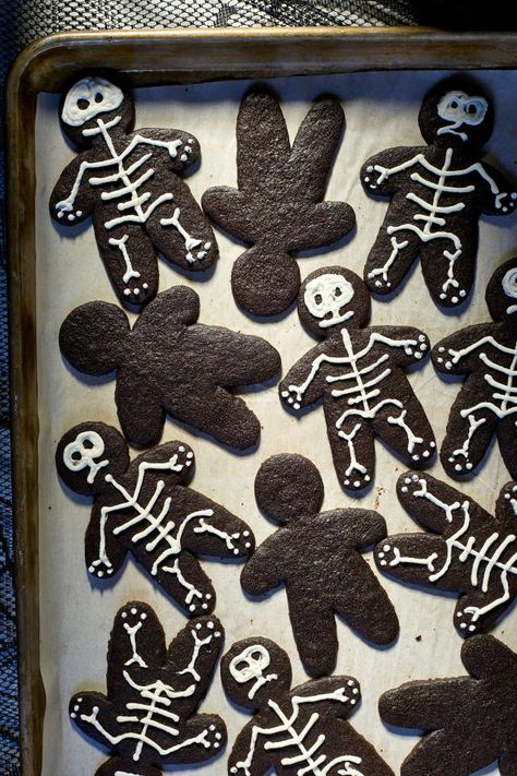 Recipe: Roll-Out Chocolate Cookies — Easy Dessert Recipes Halloween Baked Goods, Halloween Cooking, Biscuits Halloween, Dekorasi Halloween, Drywall Tape, Eggs Recipes, Baking Treats, Halloween Board, Spooky Snacks