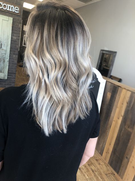 Partial Highlight Shadow Root, Blonde Foilayage Hair With Shadow Root, Shadow Roots Blonde, Blonde Highlights With Shadow Root, Shadow Root Brown To Blonde, Blonde Shadow Root With Money Piece, Blonde Hair With Root Smudge, Shadow Roots Hair, Shadow Root Blonde