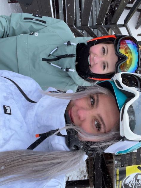 two girls posing in ski helmets, in the snow. Hairstyles For Helmets, Snowboarding Style Outfits, Skiing Hairstyles Helmet, Skiing Instagram Pictures, Snowboarding Aesthetic Girl, Ski Instagram Pictures, Skiing Hairstyles, Skiing Aesthetic Outfits, Girl Snowboarding