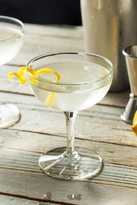 Vesper Martini Recipe, Elderflower Martini, Vesper Martini, Cocktail Gin, Gin Lemon, Classic Martini, Vodka Brands, Dry Martini, Craft Gin