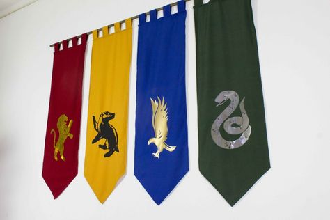 Harry Potter House Banners, Lightning Cosplay, Harry Potter Banner, Harry Potter Party Decorations, Harry Potter Castle, Cumpleaños Harry Potter, Harry Potter Bday, Harry Potter Classroom, Harry Potter Baby Shower