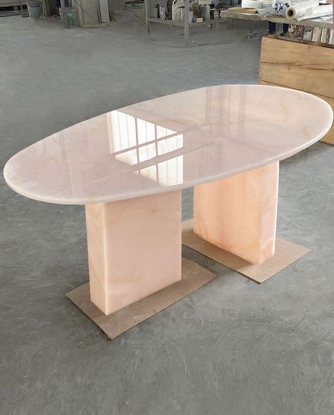 Onyx Dining Table, Oval Table Top, Dining Room Design Luxury, Onyx Table, Jordan Pink, Dresser Accessories, Chandelier Table Lamp, Oval Table, Pink Houses