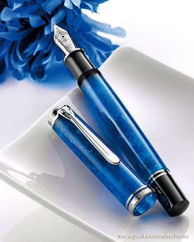 Pelikan Souveran 805 Vibrant Blue Pen Pelikan Fountain Pen, Expensive Pens, Feather Quill Pen, Pretty Stationery, Blue Fountain, Vintage Pens, Fine Writing Instruments, Luxury Pens, Writing Accessories