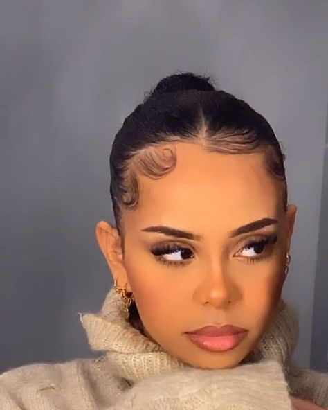 RAJA (@rajaxbed) • Instagram photos and videos Middle Hair, Natural Hair Bun Styles, Sleek Ponytail Hairstyles, Short Hair Bun, Sleek Bun, Short Braids, Short Straight Hair, Hot Hair Styles, Face Card