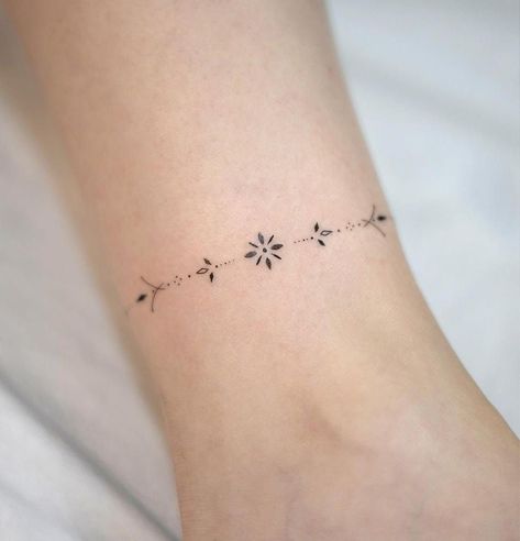 Ankle Henna Designs, Tattoos Pulseras, Anklet Tattoos For Women, Wrist Bracelet Tattoo, Stunning Tattoos, Small Girly Tattoos, Tiny Wrist Tattoos, Magic Runes, French Tattoo