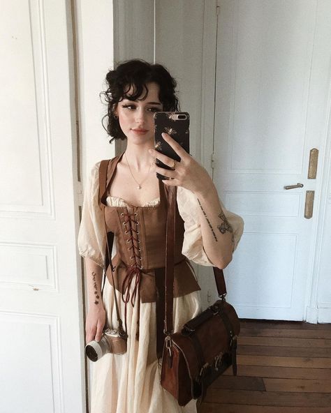 McKenna Kaelin Suman | lvl 26’s Instagram photo: “i have been requested to show more outfit photos, all i can offer you is mirror selfie’s 🏹” Renfaire Outfit Casual, Rennisance Faire Outfits, Renesance Dress, Tavern Outfit, Ren Faire Outfits Corset, Rennaisance Fair Outfits, Mckenna Kaelin Suman, Rennaisance Faire Outfit, Renfaire Outfit Green