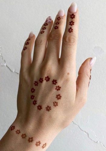 20 Henna Tattoo Designs Simple Yet Stunning for 2024 - Discover Easy Elegance Easy Henna Designs Back Hand, Tattoo Ideas With Pen, Cute Henna Designs Easy Hand, Simple Mehndi Designs Back Hand Easy, Small Henna Designs Hand Simple, Henna Designs Small, Henna Design Back Hand, Henna Wrist, Easy Hand Henna