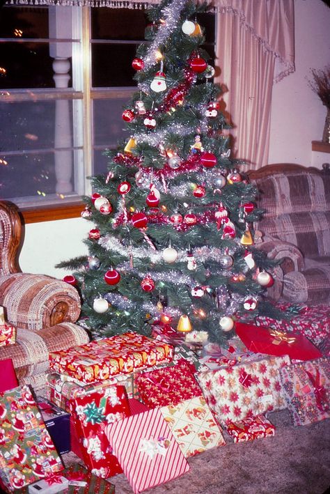 Christmas 1983 Vintage Christmas 1980s, Retro Christmas Iphone Wallpaper, Childhood Memories Christmas, Retro Christmas Photos, 2010 Christmas Aesthetic, 1980s Christmas Aesthetic, 1980s Christmas Tree, 80s Christmas Decor, Christmas In The 80s