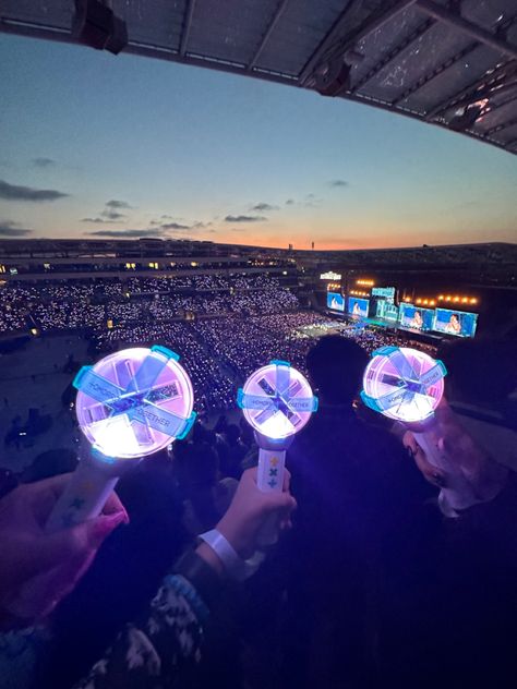 Moa Lightstick Aesthetic, Concert Kpop Aesthetic, Txt Lightstick Aesthetic, Kpop Aesthetic Concert, Txt Concert Photos, Txt Concert Aesthetic, Txt Lightstick Decoration, Kpop Concert Photos, Bts Concert Aesthetic