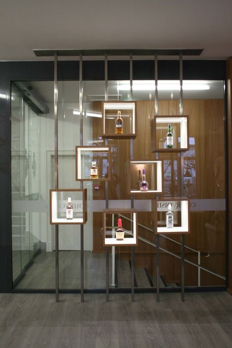 Jewelry Shop Window, Vitrine Design, Shoe Store Design, Store Shelves Design, Jewelry Store Design, Jewellery Shop Design, Store Design Boutique, Perfume Shop, Pharmacy Design