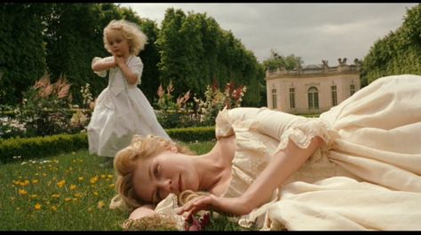 I love this pictures...It is Marie Antoinette with her daughter in her beautiful gardens.  Reminds me of summer! Kirsten Dunst Marie Antoinette, Sofia Coppola Movies, Marie Antoinette Movie, Marie Antoinette 2006, Septième Art, I Love Cinema, Sofia Coppola, Kirsten Dunst, Movie Costumes