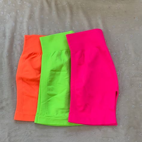 Neon Ribbed Biker Short Smooth And Stretchy Great For Yoga Cycling And Any Outdoor Work Out One Size Fit All Price Is For One Or You Can Combine The 3 Neon Colors Neon Workout Outfit, Neon Sportswear, Logan Core, Neon Streetwear, Neon Clothes, Theater Aesthetic, Gym Designs, Neon Pink Shorts, Club Tropicana