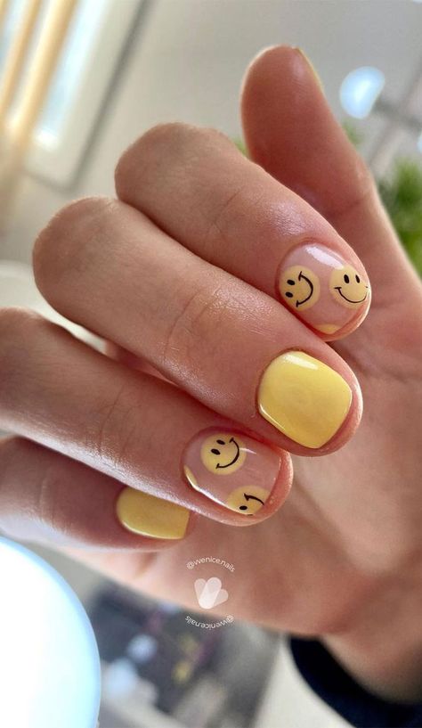 Cute Nail Art For Short Nails Summer, Cute Short Nails Smiley Face, Cute Nail Ideas Smiley Face, Nail Ideas For Gel Nails, How To Do Smiley Face Nails, Short Nails With Smiley Faces, Pretty Nails Short Gel, Simple Nail Designs Smiley Face, Smiley Face Nails Natural