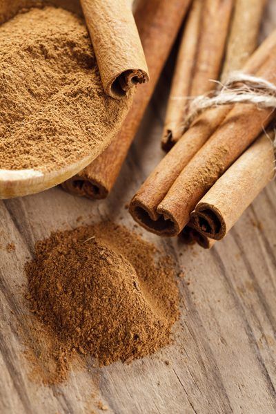 Cinnamon's chemical components are nearly water-resistant, making it almost impossible to blend cinnamon into liquids. Cinnamon Healthy, Cinnamon Desserts, Spices Photography, Cinnamon Health Benefits, Cassia Cinnamon, Cinnamon Benefits, Cinnamon Tea, Cinnamon Muffins, Cinnamon Cake