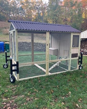 Chicken Coop Ideas Moveable, Moveable Chicken Coop, Family Homestead, Chicken Tractors, Chicken Coop Designs, Greenhouse Ideas, Chicken Food, Chicken House, Chicken Coop