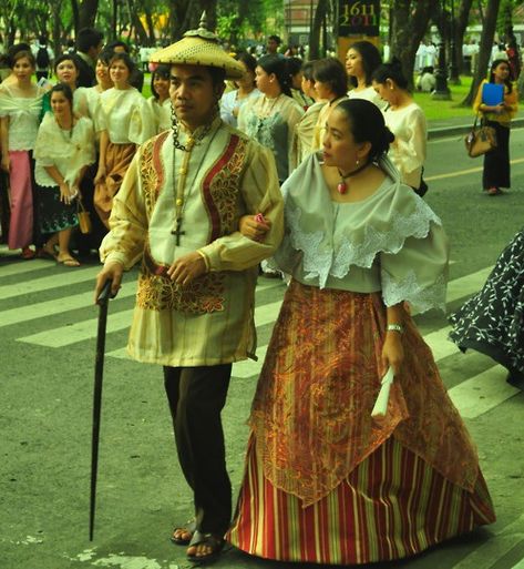 Traditional clothing in the Philippines. Barong Tagalog & Baro at Saya - Nationalclothing.org Baro’t Saya, Filipiniana Prenup, Filipiniana Design, Barot Saya, Philippine Costume, Philippines Clothes, Filipino Costume, Filipina Fashion, Filipino Traditional Clothing