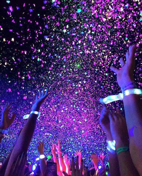 Coldplay Concert, Prom Theme, Party Aesthetic, Purple Party, Concert Aesthetic, Dream Concert, Wallpaper Pastel, Chris Martin, Mia 3