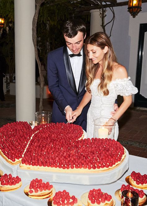 dream cake from vogue positano wedding <3 Raspberry Wedding, Wedding Cheesecake, Italian Wedding Cakes, Dream Wedding Cake, Vogue Wedding, Positano Italy, Wedding Stylist, Glamorous Wedding, Wedding Mood