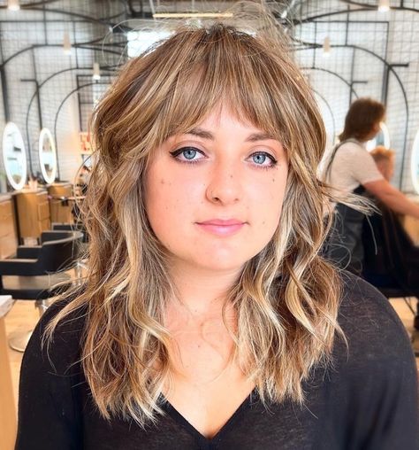 Сute Tousled Bottleneck Bangs Shag Hair For Round Face, Soft Textured Bangs, Short Bottleneck Bangs, Bottle Neck Bangs Long Hair, Bottleneck Bangs Round Face, Bottleneck Bangs Short Hair, Round Face Hairstyles Short, Gigi Hairstyles, Hat With Bangs