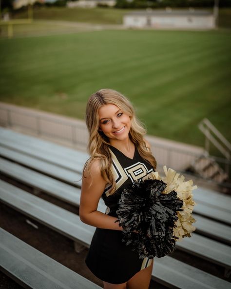 cheer pics! Action Cheer Pictures, Senior Pics Cheerleader Picture Ideas, Field Goal Cheer Pictures, Cheerleader Photo Shoot, Cheerleader Photography Poses, Outdoor Cheer Pictures, Cheer Leader Poses, Senior Portraits Cheerleader, Dance Team Photoshoot Poses